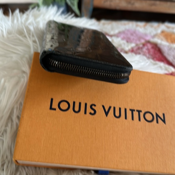 Gorgeous Vernis Louis Vuitton zippy - Picture 3 of 7